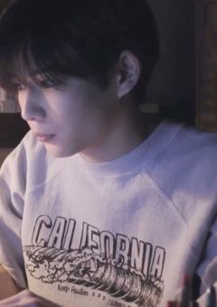 　　　あの日と同じ雨が降る 。