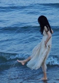 白いワンピースの夏
