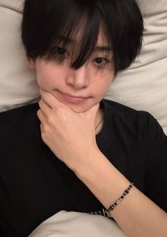嘘くさい照れ笑い