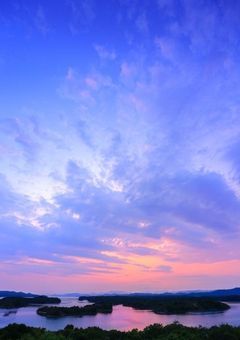 夕焼けの空を見上げて