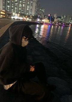 　真 夜 中　。