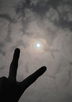 逃げてばかりの私と、虹色に輝く君