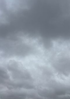 今日の空も曇り模様