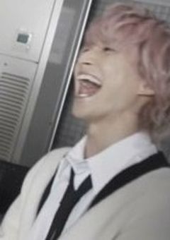 〝 顔出しNG 、 紅一点 。