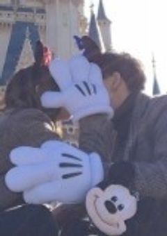 　＃ . 世 界 は 恋 に 落 ち て い る   。