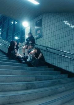 　　　仮面を被った人質達   