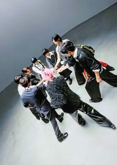 # . 裏では 超 愛されていました。