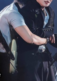 友達のバイト手伝ったら推しに抱きしめられた話