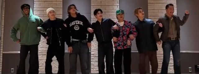 お 前 誰 だ ? ?🤘🏻💚🦆さんの壁紙画像