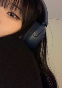 ストの紅一点は一重女子