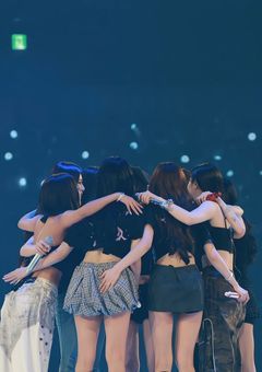 K - POP　で　全世界から　愛されてる　伝説　グループ　、　実は　魔法使いでした　⁉︎
