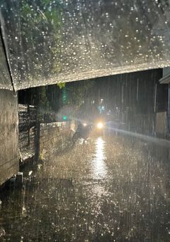 始 ま り の 雨 。