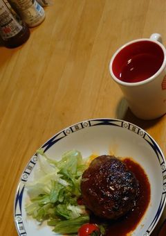 私は、カツ丼を食べる練習をする。
