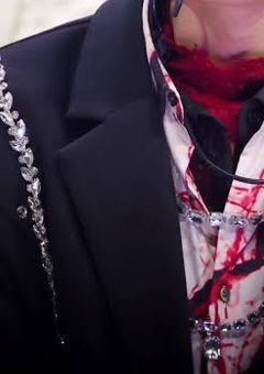 ピンクのダリアを慈しむ。