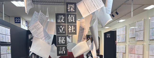   様子の可笑しい猫さんの壁紙画像