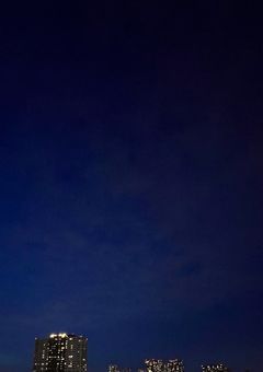 暗い夜をそっと照らす光は...