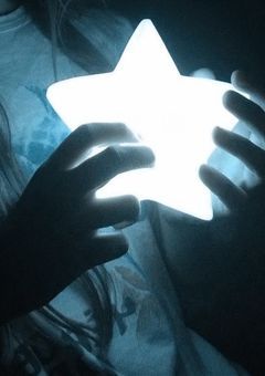 地球に落ちた女の子、有名アイドルグループに拾われました