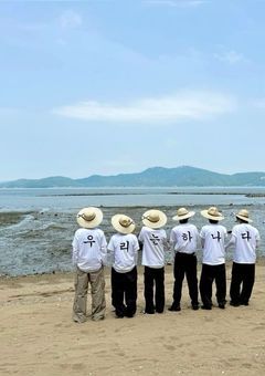 𝐅𝐫𝐢𝐞𝐧𝐝 𝐧𝐞𝐱𝐭 𝐝𝐨𝐨𝐫