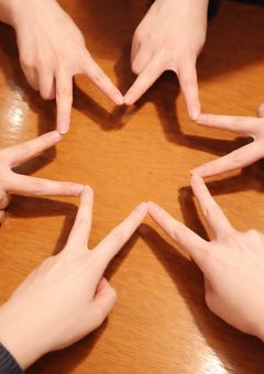 突 然 現 れ た 5 人 組 の ゲ ー ム 実   況 者